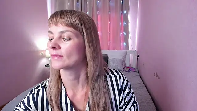 annasimonsj online show from May 15, 2026, 12:52 am