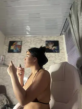 Snapshot of Little_Amber6 chatting on February 14, 2025, 4:04 am Little Amber6 online show from February 14, 2025, 4:04 am