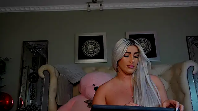 Snapshot of Squirt_Tanya chatting on March 18, 2025, 3:34 am Squirt Tanya online show from March 18, 2025, 3:34 am