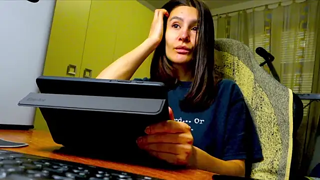 Snapshot of GodlyTheia chatting on December 15, 2025, 10:10 am GodlyTheia online show from December 15, 2025, 10:10 am