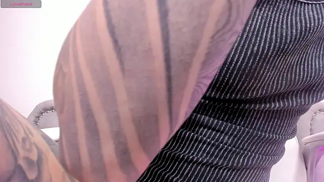 barbie scoth  online show from December 5, 2025, 9:34 pm