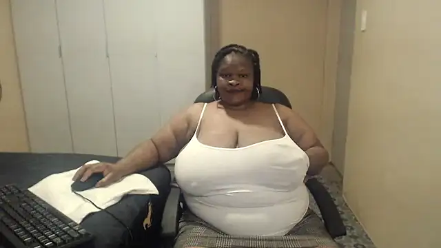 sweetnoziexx online show from October 5, 2025, 3:47 pm