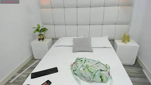 DanielleEvans  online show from October 5, 2025, 11:23 am