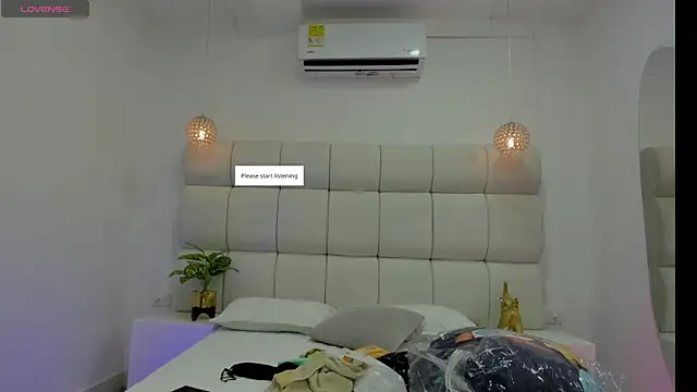 DanielleEvans  online show from October 27, 2025, 11:22 am