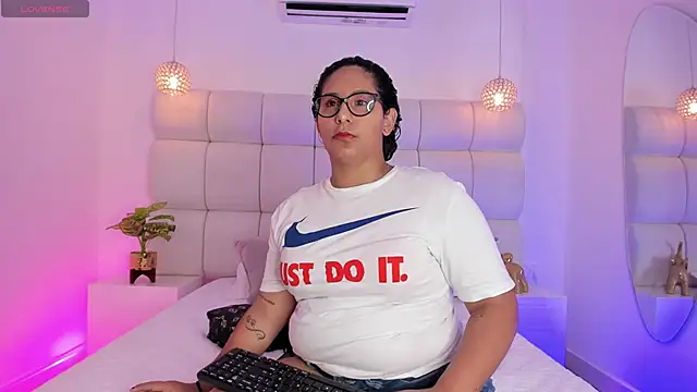 DanielleEvans  online show from September 19, 2025, 11:25 am