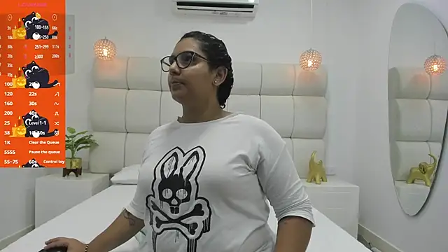 DanielleEvans  online show from October 7, 2025, 11:22 am