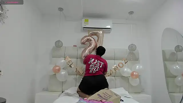 DanielleEvans  online show from October 10, 2025, 11:44 am