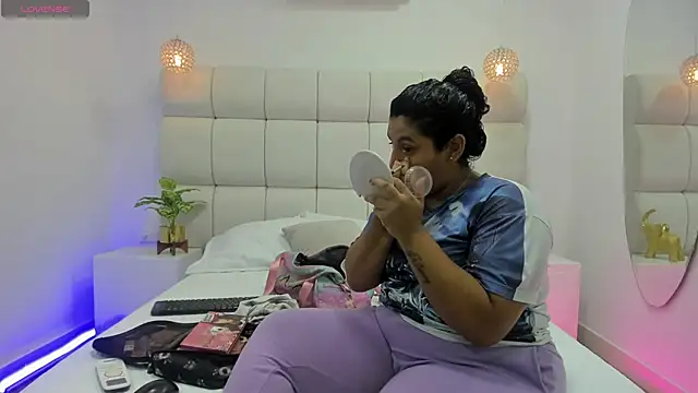 DanielleEvans  online show from November 30, 2025, 11:22 am