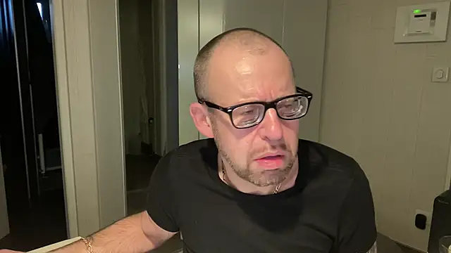 FABIOGLASSES online show from January 13, 2026, 4:22 pm