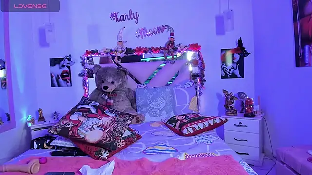 Snapshot of Karly_moon chatting on December 18, 2024, 6:32 am Karly moon online show from December 18, 2024, 6:32 am