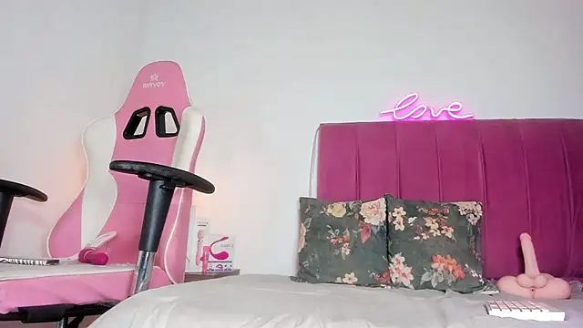 Valentinamolina  online show from June 26, 2026, 8:03 pm