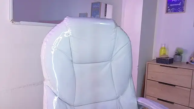 bluee hazell online show from April 10, 2026, 12:12 pm