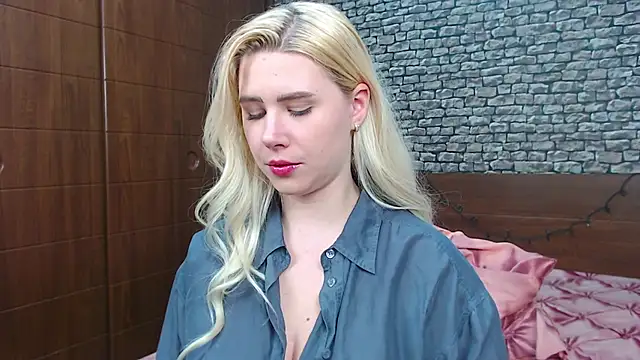 Snapshot of CuteBlondeMe chatting on March 9, 2025, 6:00 pm CuteBlondeMe online show from March 9, 2025, 6:00 pm