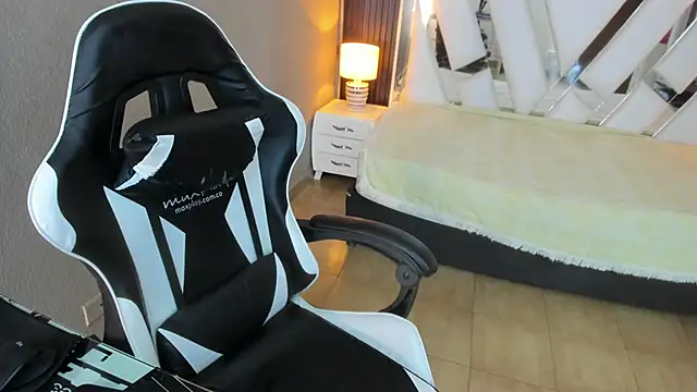 Linda4Petite online show from April 11, 2026, 6:22 pm