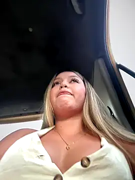 lunablossom  online show from November 8, 2025, 8:34 pm