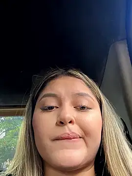 Snapshot of lunablossom_ chatting on January 17, 2026, 8:56 pm lunablossom online show from January 17, 2026, 8:56 pm