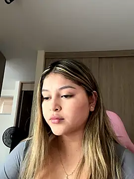 lunablossom  online show from January 13, 2026, 10:13 pm