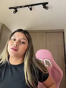 lunablossom  online show from April 11, 2026, 4:54 pm