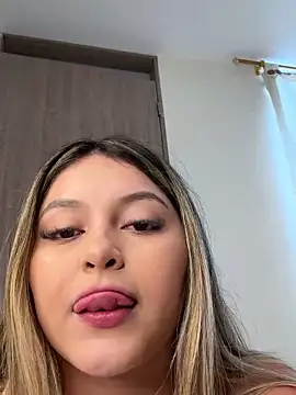 Snapshot of lunablossom_ chatting on February 15, 2025, 6:12 pm lunablossom online show from February 15, 2025, 6:12 pm