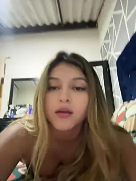 Snapshot of lunablossom_ chatting on February 22, 2025, 12:16 am lunablossom online show from February 22, 2025, 12:16 am
