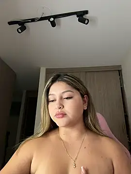 Snapshot of lunablossom_ chatting on February 25, 2026, 11:48 pm lunablossom online show from February 25, 2026, 11:48 pm