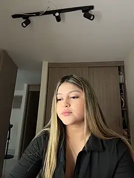 Snapshot of lunablossom_ chatting on February 19, 2026, 10:29 pm lunablossom online show from February 19, 2026, 10:29 pm