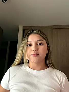 lunablossom  online show from January 7, 2026, 12:26 am