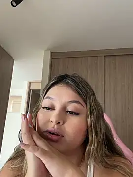 Snapshot of lunablossom_ chatting on February 8, 2026, 5:21 pm lunablossom online show from February 8, 2026, 5:21 pm