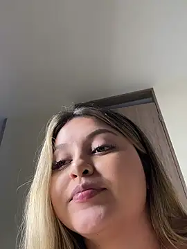 Snapshot of lunablossom_ chatting on February 25, 2025, 4:46 pm lunablossom online show from February 25, 2025, 4:46 pm
