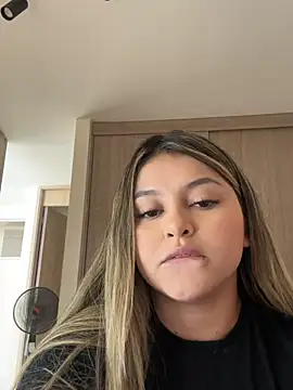 Snapshot of lunablossom_ chatting on February 9, 2026, 7:56 pm lunablossom online show from February 9, 2026, 7:56 pm