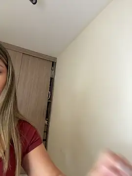 Snapshot of lunablossom_ chatting on February 20, 2026, 9:17 pm lunablossom online show from February 20, 2026, 9:17 pm