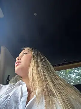 Snapshot of lunablossom_ chatting on February 21, 2026, 10:23 pm lunablossom online show from February 21, 2026, 10:23 pm