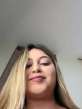 Snapshot of lunablossom_ chatting on February 17, 2025, 10:38 pm lunablossom online show from February 17, 2025, 10:38 pm