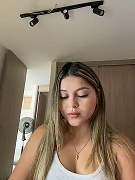 Snapshot of lunablossom_ chatting on February 28, 2026, 6:18 pm lunablossom online show from February 28, 2026, 6:18 pm