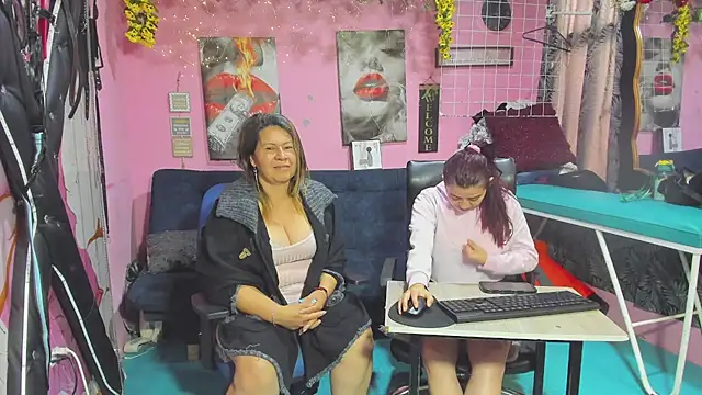 lesbiancuple online show from May 27, 2026, 12:12 pm