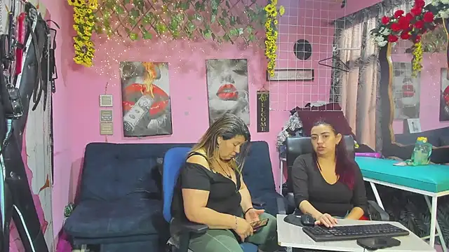 lesbiancuple online show from May 30, 2026, 12:22 pm