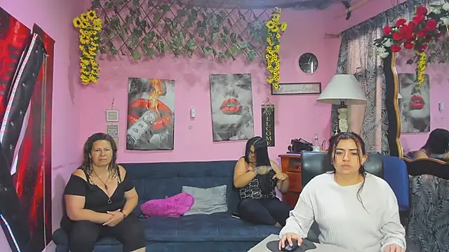 lesbiancuple online show from April 13, 2026, 11:58 am