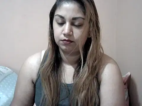 Snapshot of bellachow10 chatting on December 18, 2025, 10:52 am bellachow10 online show from December 18, 2025, 10:52 am