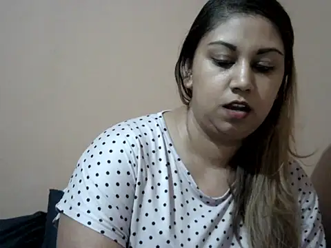 Snapshot of bellachow10 chatting on January 10, 2026, 8:37 pm bellachow10 online show from January 10, 2026, 8:37 pm