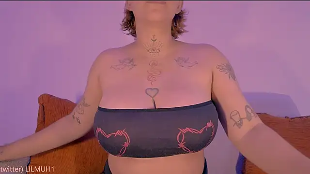 Snapshot of Lilmuh_ chatting on February 17, 2026, 9:01 pm Lilmuh online show from February 17, 2026, 9:01 pm