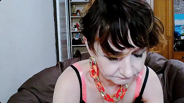 Snapshot of AnnieEltgant chatting on December 1, 2024, 4:45 pm AnnieEltgant online show from December 1, 2024, 4:45 pm