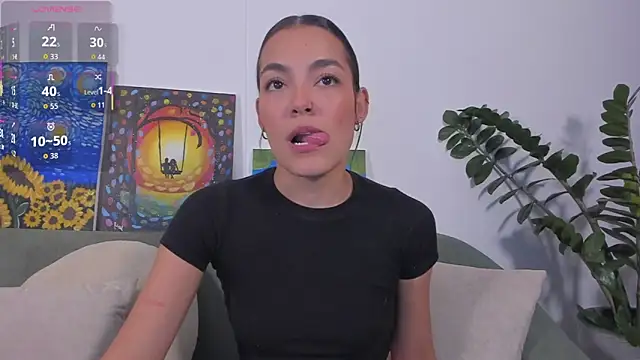TIFFANYRUSSO online show from June 5, 2026, 5:12 am