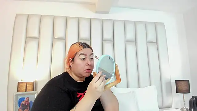 aandreaperez online show from October 25, 2025, 11:53 am