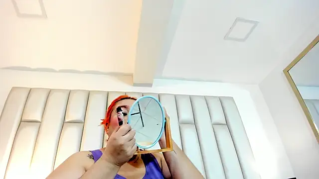 aandreaperez online show from September 16, 2025, 11:44 am