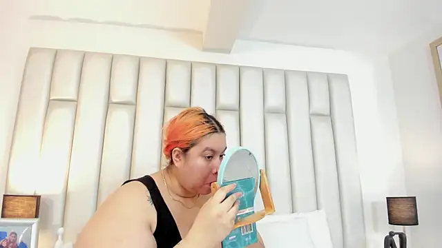 aandreaperez online show from October 21, 2025, 11:42 am