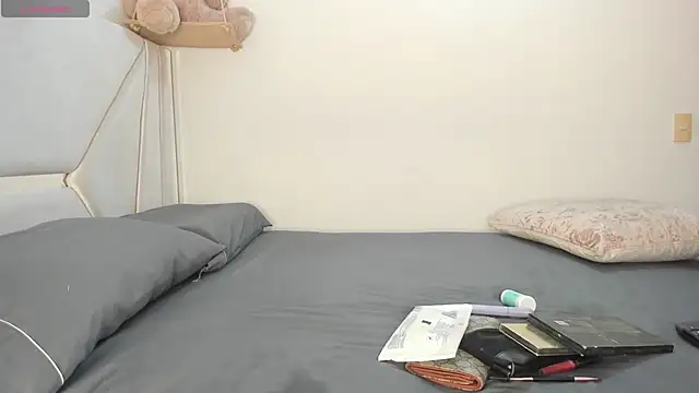 kylie sexy2000 online show from October 27, 2025, 8:32 pm