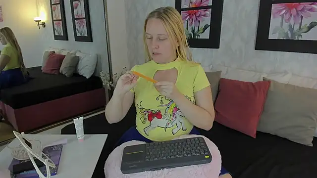 Snapshot of EmilySumer chatting on October 16, 2025, 4:32 am EmilySumer online show from October 16, 2025, 4:32 am