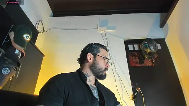 Snapshot of CamiloGray_ chatting on December 22, 2025, 2:50 pm CamiloGray online show from December 22, 2025, 2:50 pm