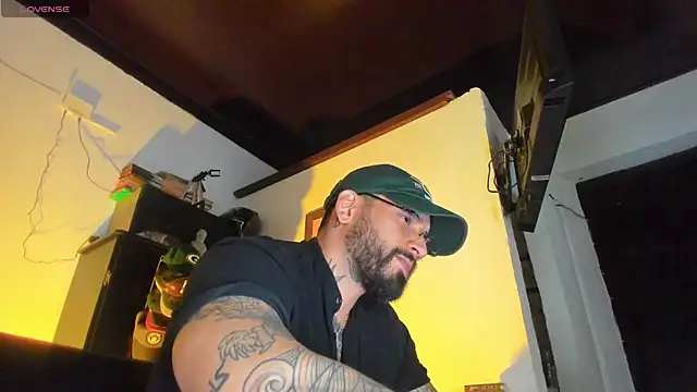 Snapshot of CamiloGray_ chatting on September 19, 2025, 2:10 pm CamiloGray online show from September 19, 2025, 2:10 pm