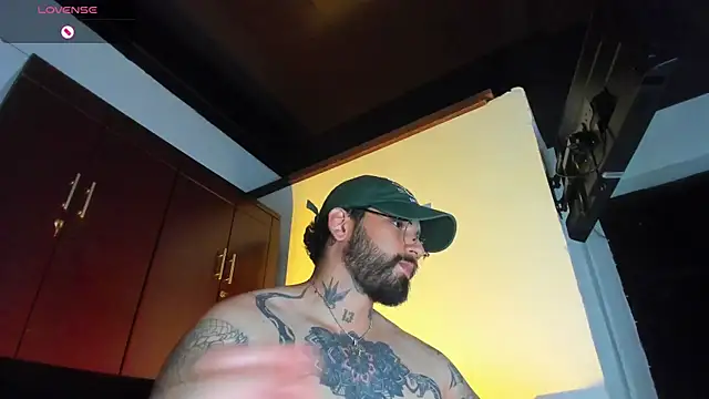 Snapshot of CamiloGray_ chatting on January 9, 2026, 3:52 pm CamiloGray online show from January 9, 2026, 3:52 pm